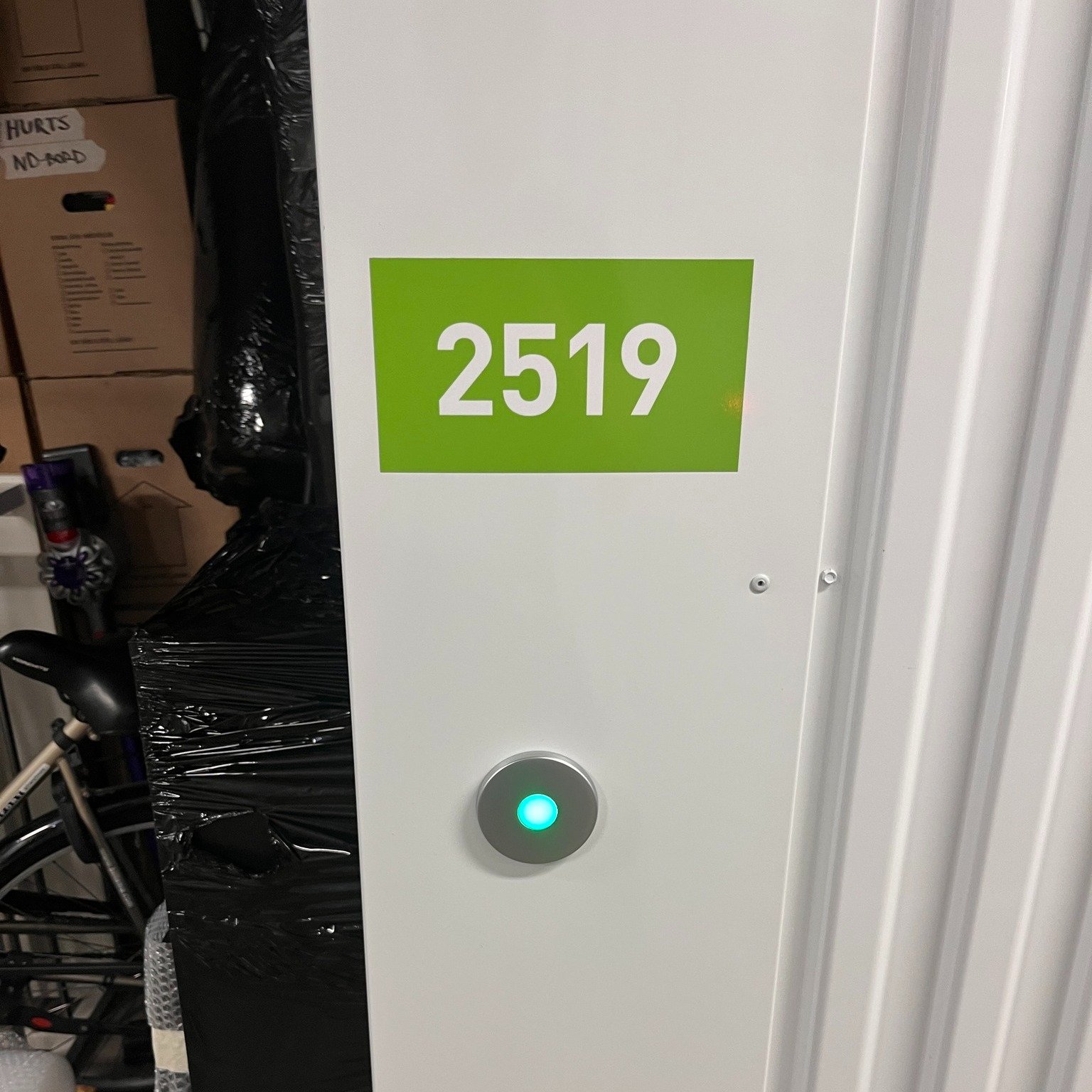 Behöver du mellanlagra möbler vid renovering eller mellan två bostäder? Vi transporterar och bär dina ägodelar tryggt hela vägen in i förrådet. 🔑🧡
💬 Nås enkelt på: 070-774 47 33 | info@utflytt.se
🌐 Få fri offert på utflytt.se
📍 Baserade i Stockholm