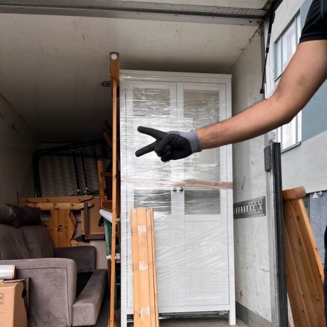 Så skönt när allt är klart och sista väskan står i hallen! ✌️🧡
Från noggrann plastning och stuvning i bilen till att sista prylarna bärs in – vi ser till att hela din flytt i Stockholm rullar på utan strul! 🧡🖤
💬 Nås enkelt på: 070-774 47 33 | info@utflytt.se
🌐 Få fri offert på utflytt.se
📍 Baserade i Stockholm