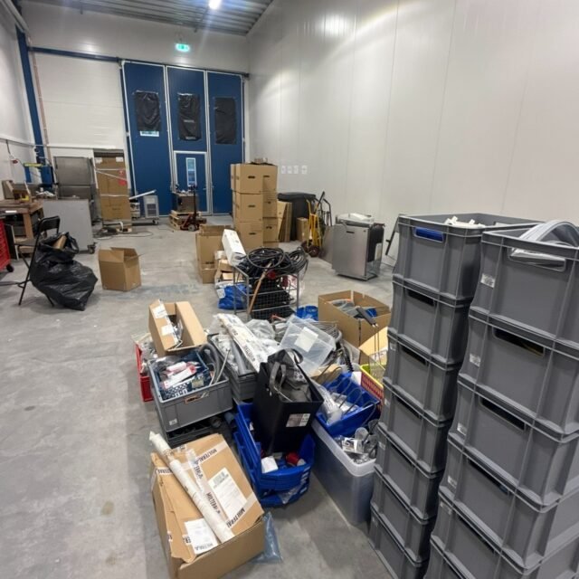 Storköksexperterna Stockholm AB ställde oss inför ett riktigt tungt uppdrag! 💪 Vi tog hand om flytten av deras lager och såg till att allt från tunga köksmaskiner och industriverktyg till fyllda backar och kartonger kom säkert fram till Nynäshamn.
Vi tackar för förtroendet och önskar stort lycka till i de nya lokalerna! 🧡🖤
💬 Nås enkelt på: 070-774 47 33 | info@utflytt.se
🌐 Få fri offert på utflytt.se
📍 Baserade i Stockholm