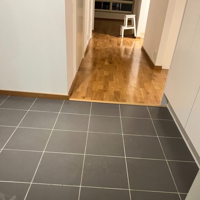 Känslan när hela bostaden är tömd och redo för nästa boende! Swipa för att se det glänsande slutresultatet i hall, badrum och kök. ➡️🧡🖤
💬 Nås enkelt på: 070-774 47 33 | info@utflytt.se
🌐 Få fri offert på utflytt.se
📍 Baserade i Stockholm