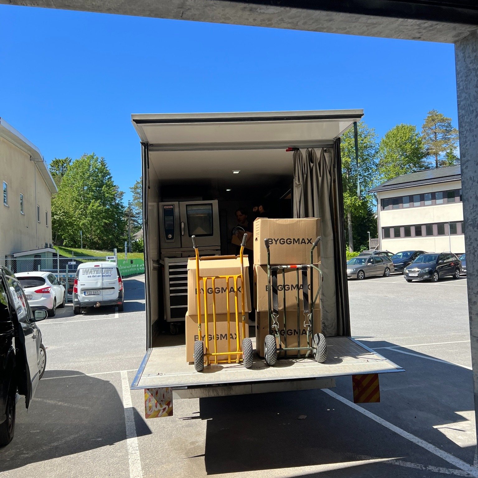 Halvlastad bil i solskenet! Från noggrann packning till sista kartongen på plats – vi finns med dig hela vägen. 🧡🖤
💬 Nås enkelt på: 070-774 47 33 | info@utflytt.se
🌐 Få fri offert på utflytt.se
📍 Baserade i Stockholm